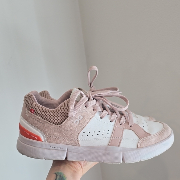 On Running Shoes - On Running ON The Roger Clubhouse trainers in pink and white